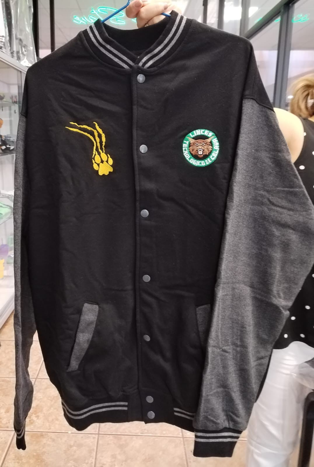 CHAMARRA UNIVERSITARIA NEGRA/GRIS BORDADA