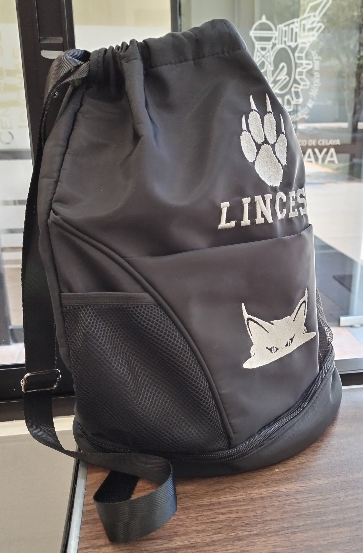 MOCHILA NEGRA BORDADA (ARTE LITA)