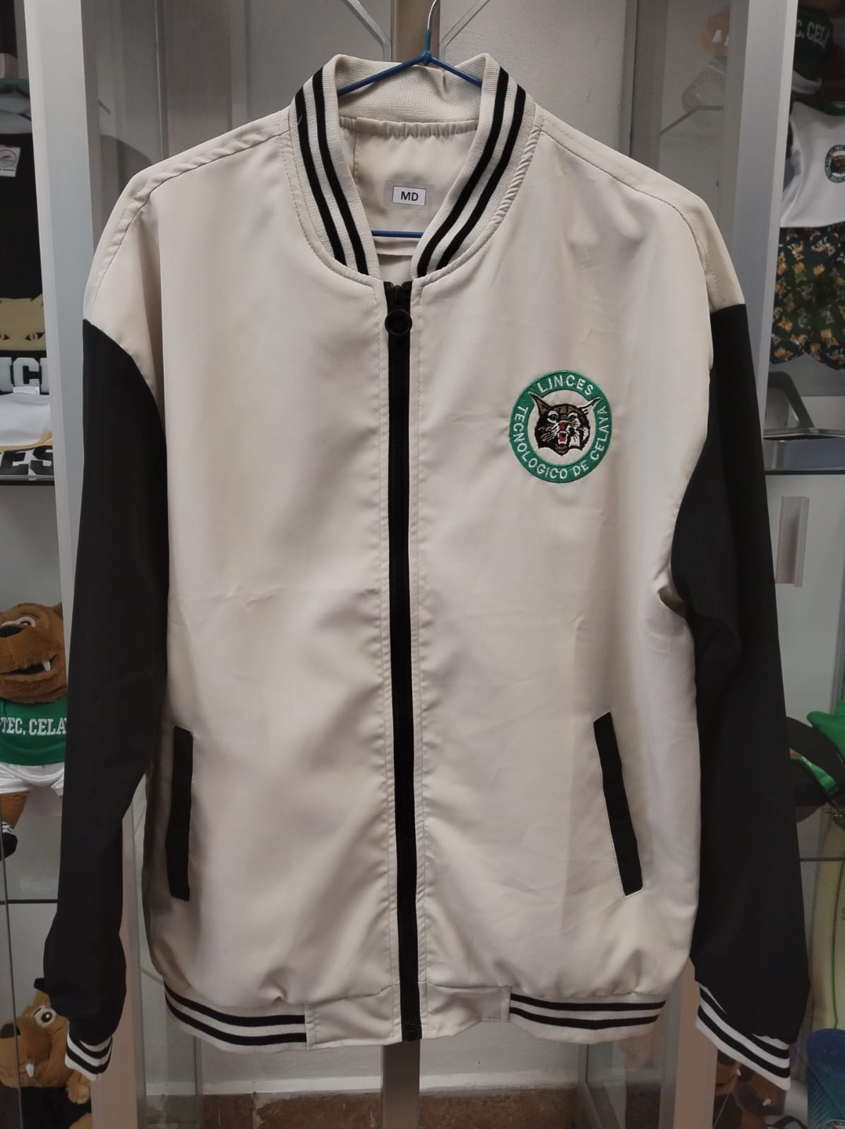 CHAMARRA BEIGE CON MANGA NEGRA