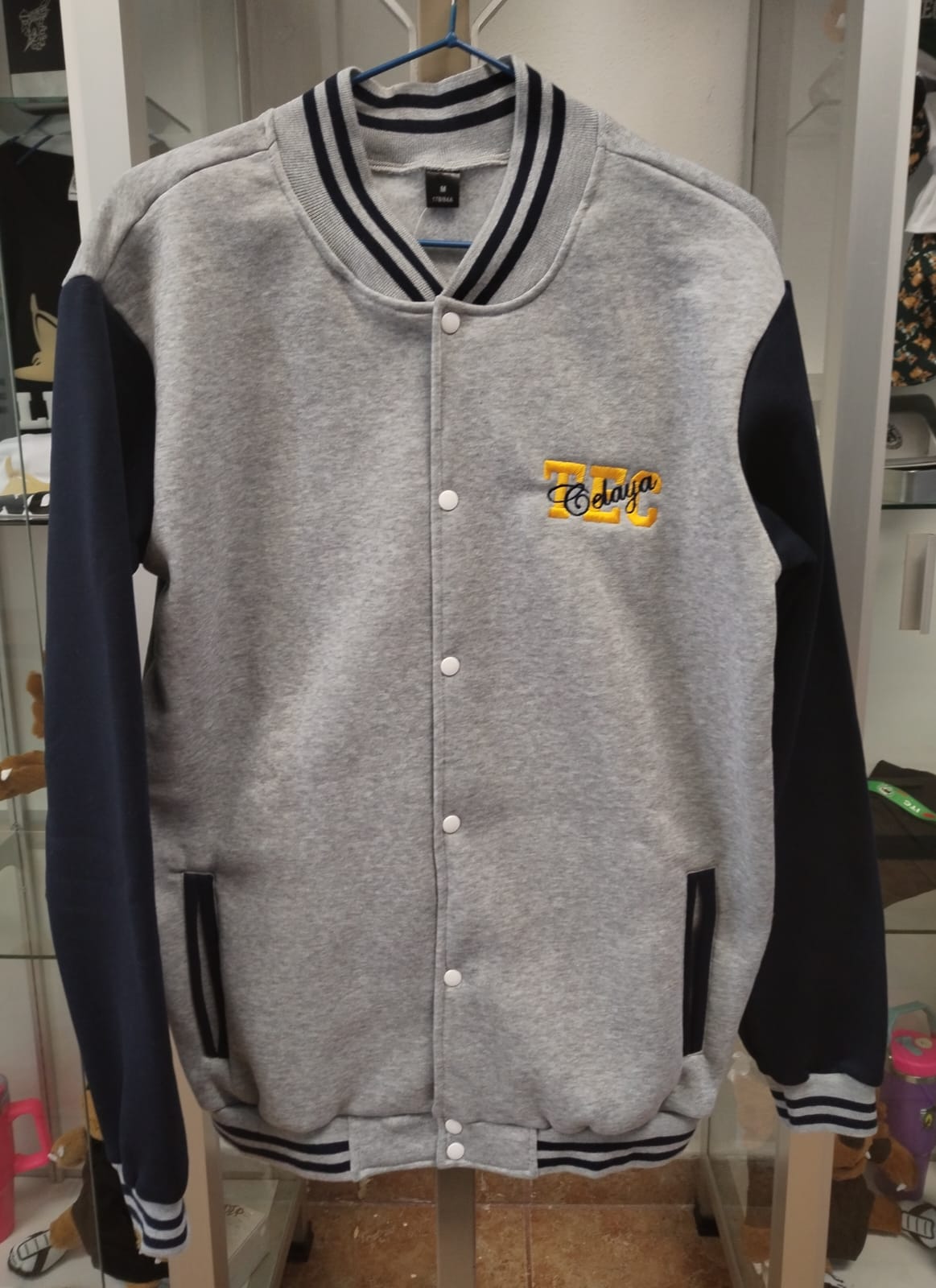 CHAMARRA BEISBOL GRIS CON MANGA AZUL MARINO