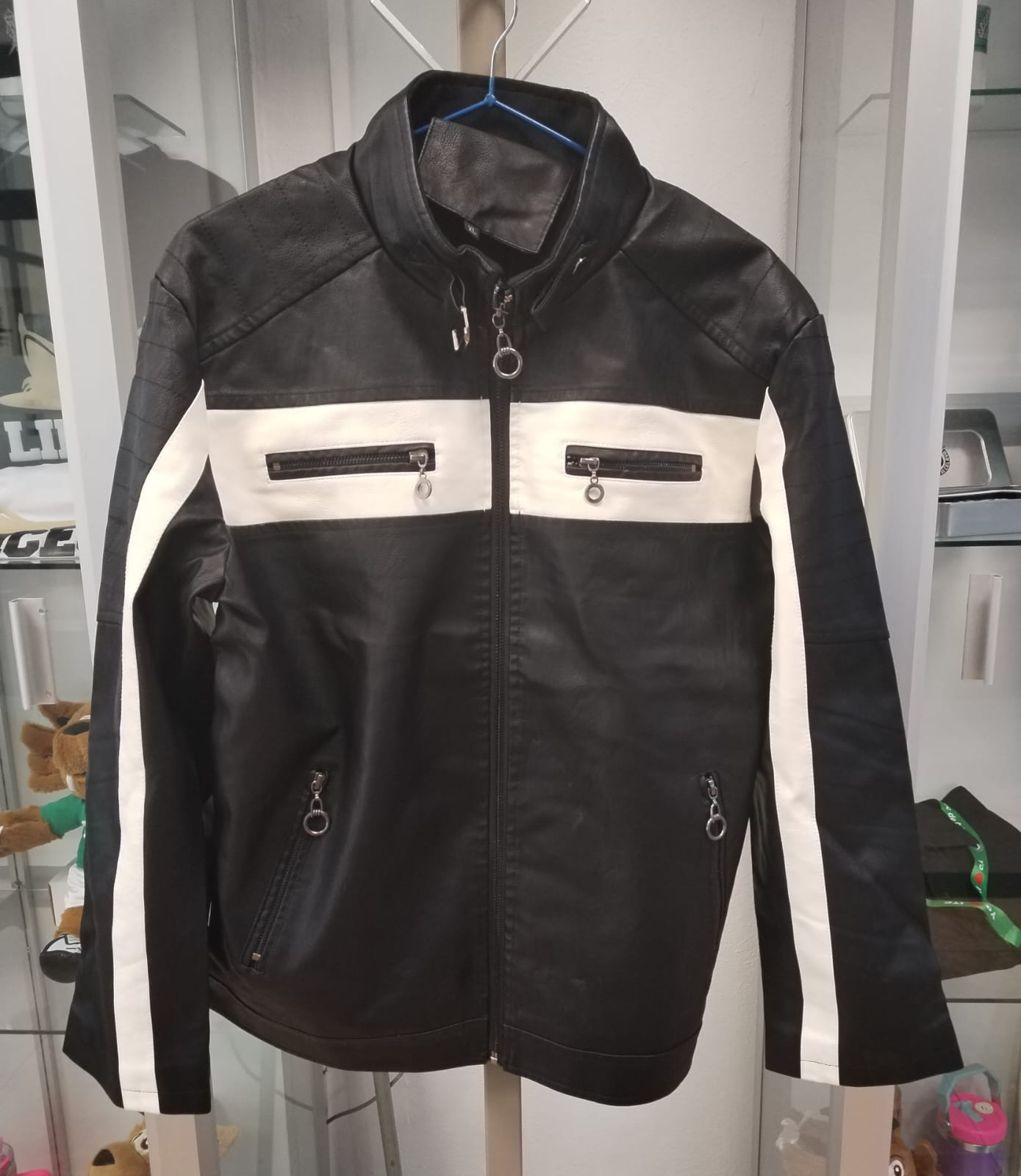 CHAMARRA BIKER BOMBER NEGRA CON LINEAS BLANCAS